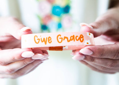 Christian Stretch Bracelet: Give Grace Daisy