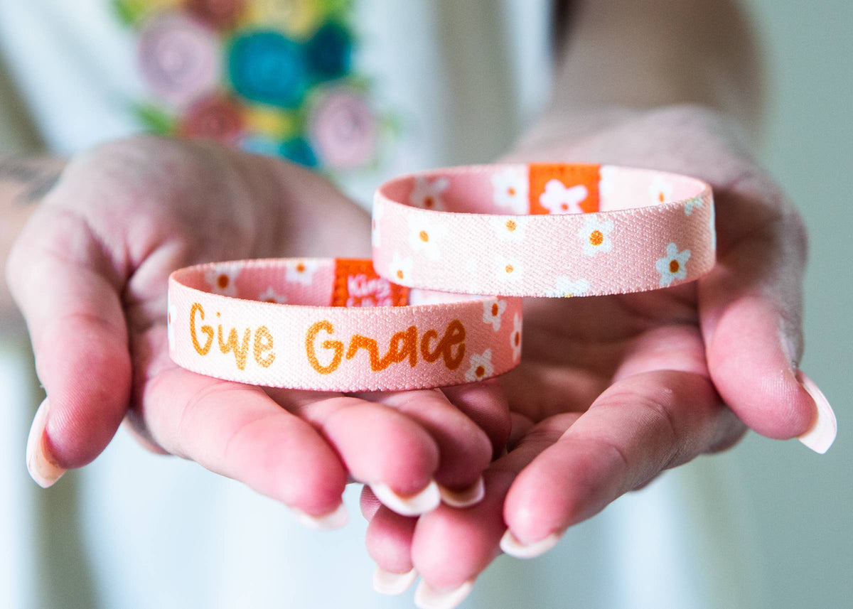 Christian Stretch Bracelet: Give Grace Daisy