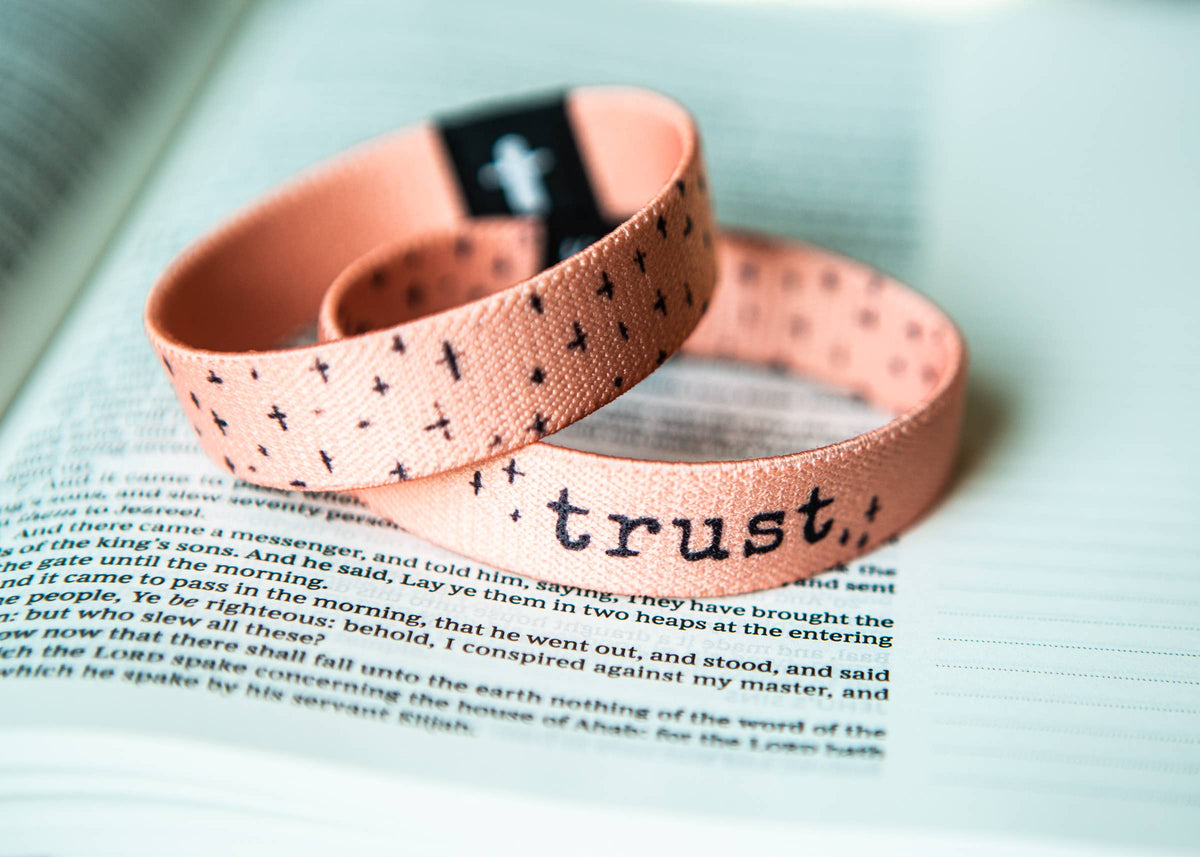 Christian Stretch Bracelet: Trust with Black Crosses